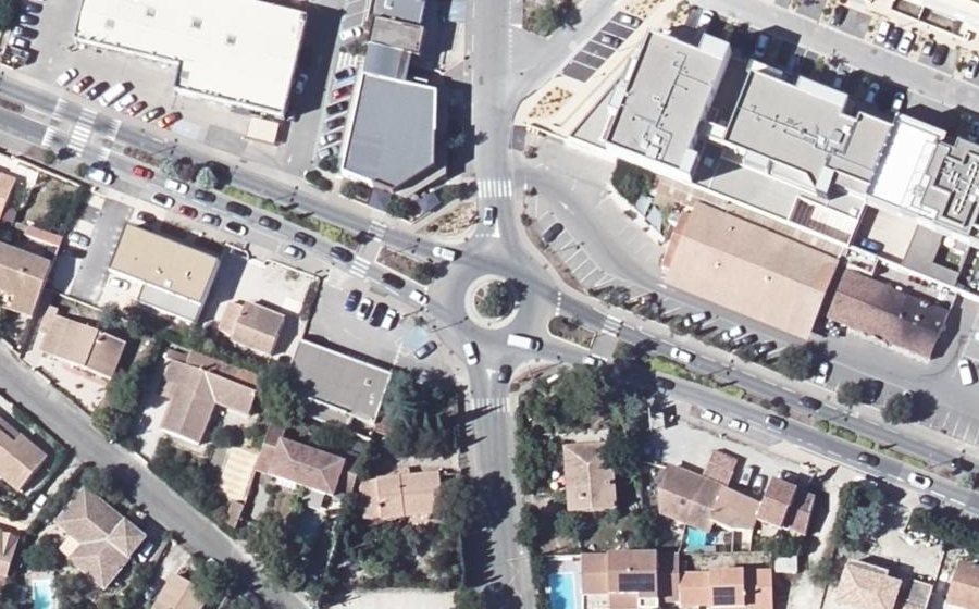 Vue aérienne du Rond-point anonyme n°154784173