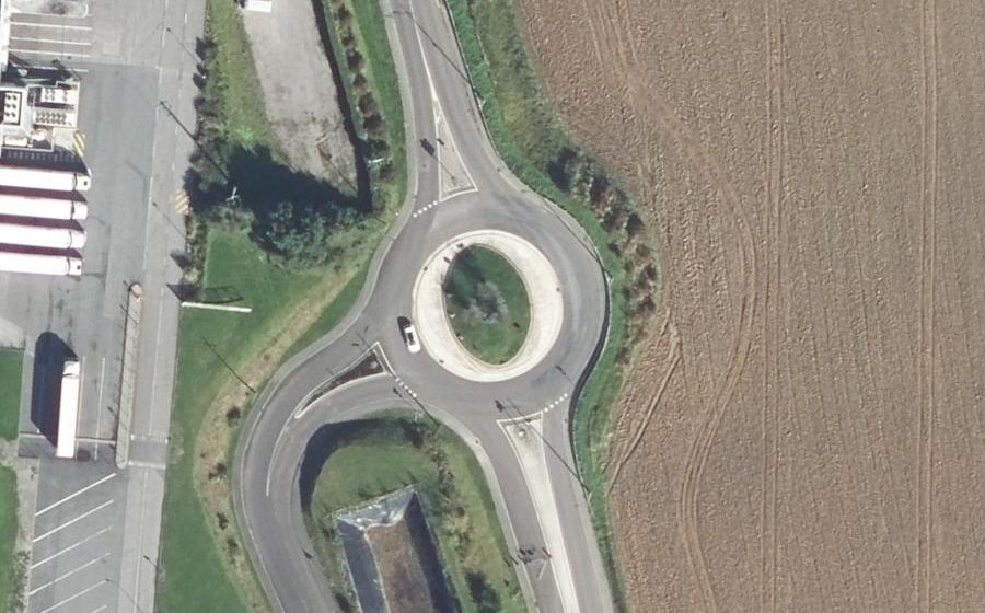 Vue aérienne du Rond-point anonyme n°154795870
