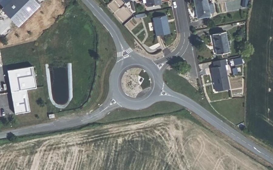 Vue aérienne du Rond-point anonyme n°154803271