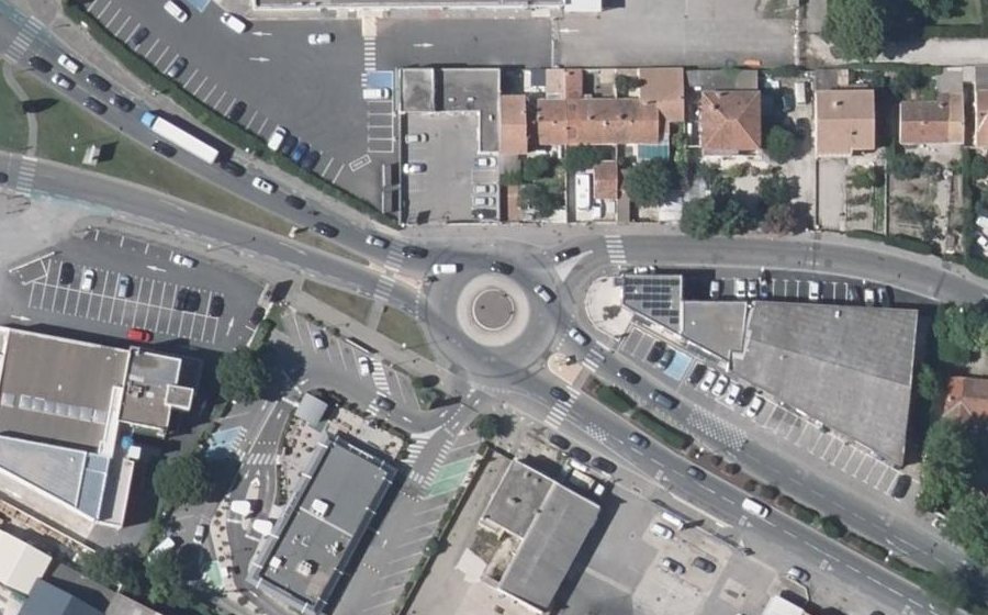 Vue aérienne du Rond-point anonyme n°154816745