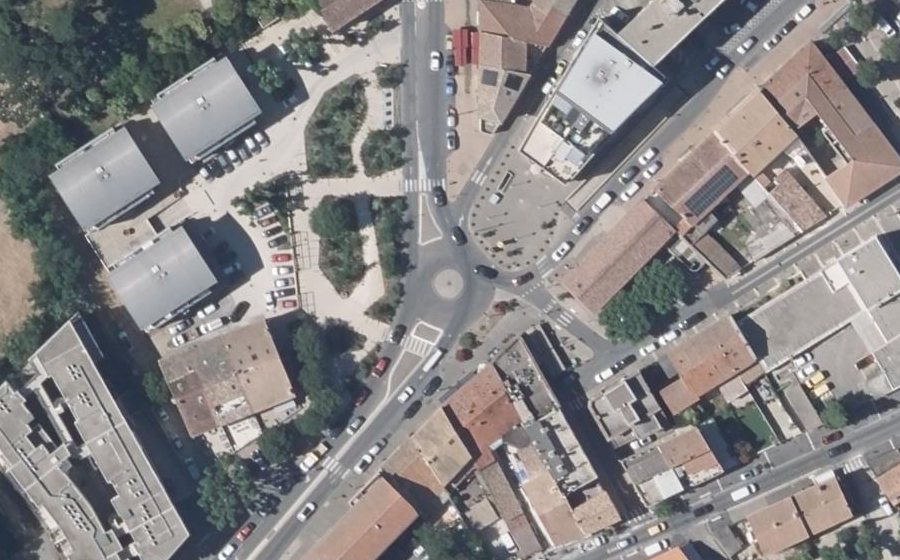 Vue aérienne du Rond-point anonyme n°154816746