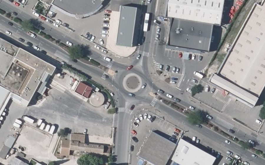 Vue aérienne du Rond-point anonyme n°154816749