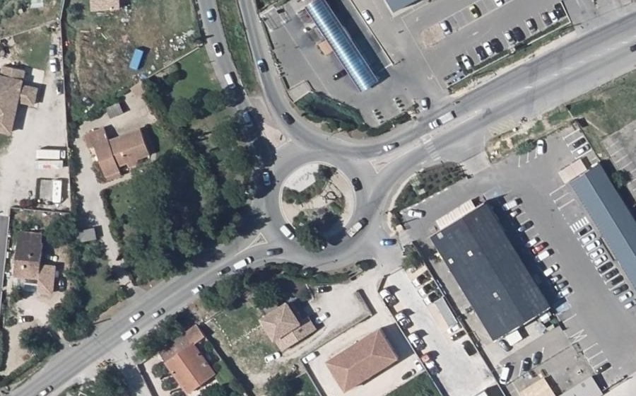 Vue aérienne du Rond-point anonyme n°154816751