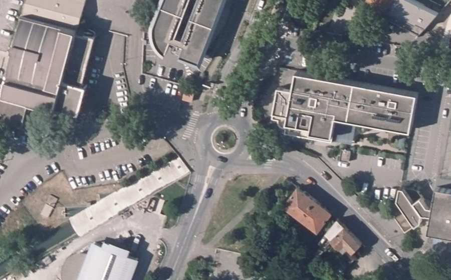 Vue aérienne du Rond-point anonyme n°154816756