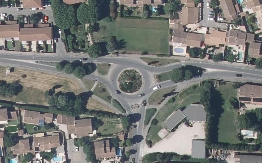 Vue aérienne du Rond-point anonyme n°154816762