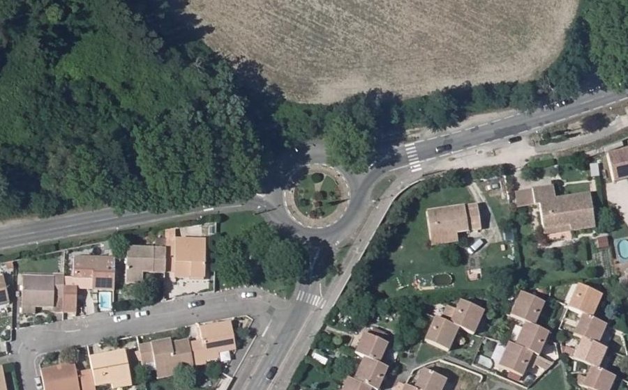 Vue aérienne du Rond-point anonyme n°154816764