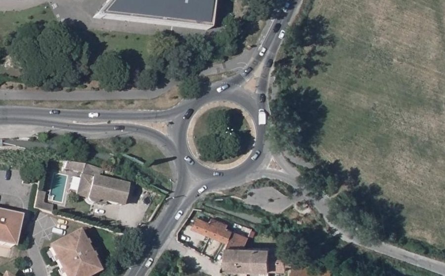 Vue aérienne du Rond-point anonyme n°154816772