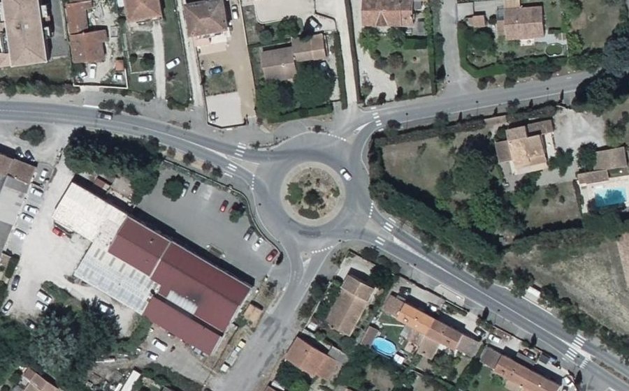 Vue aérienne du Rond-point anonyme n°154820573