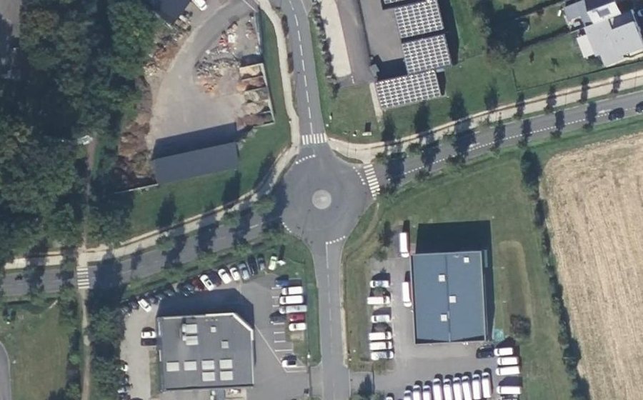 Vue aérienne du Rond-point anonyme n°154825035