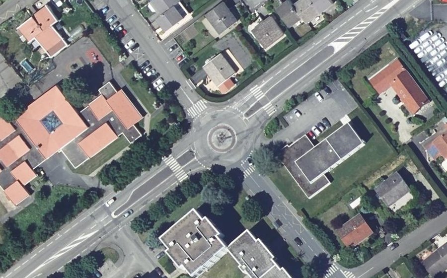 Vue aérienne du Rond-point anonyme n°154838469