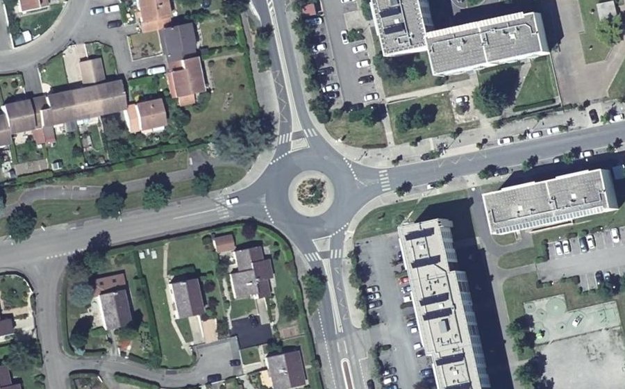 Vue aérienne du Rond-point anonyme n°154838477