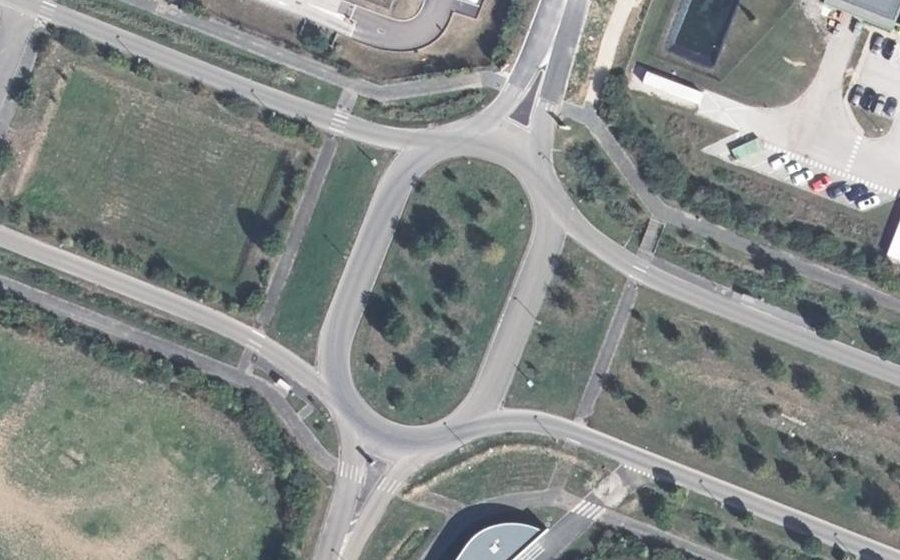 Vue aérienne du Rond-point anonyme n°154843201