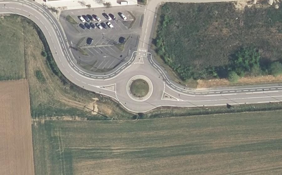 Vue aérienne du Rond-point anonyme n°154868654