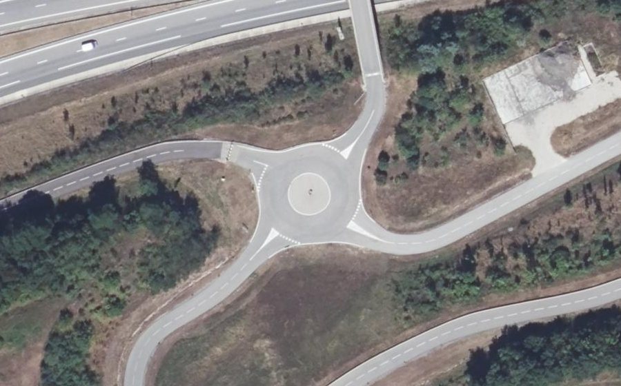 Vue aérienne du Rond-point anonyme n°154881125