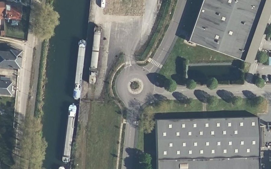 Vue aérienne du Rond-point anonyme n°154887256