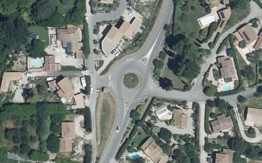 Vue aérienne du Rond-point anonyme n°154919014