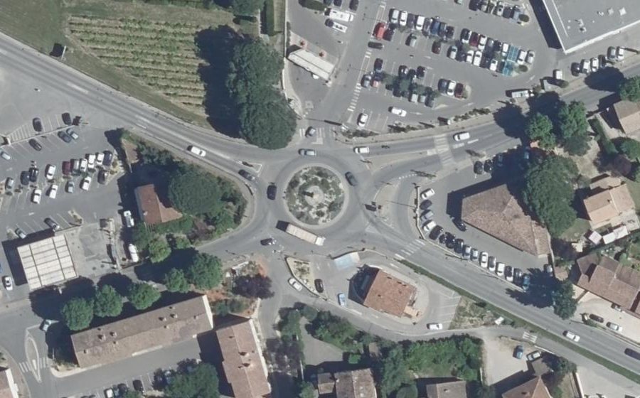 Vue aérienne du Rond-point anonyme n°154919025