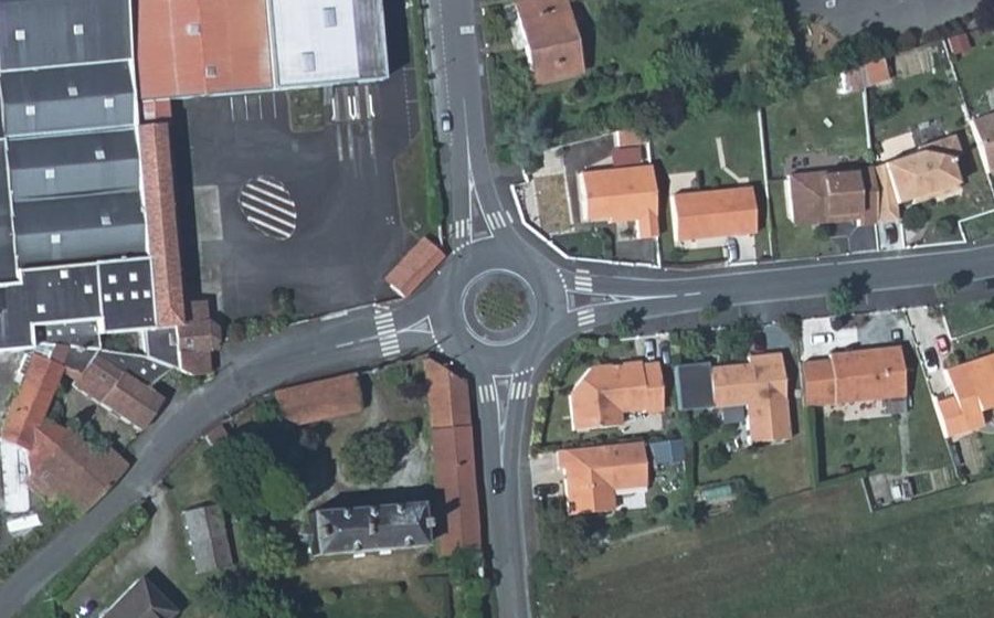 Vue aérienne du Rond-point anonyme n°154948046
