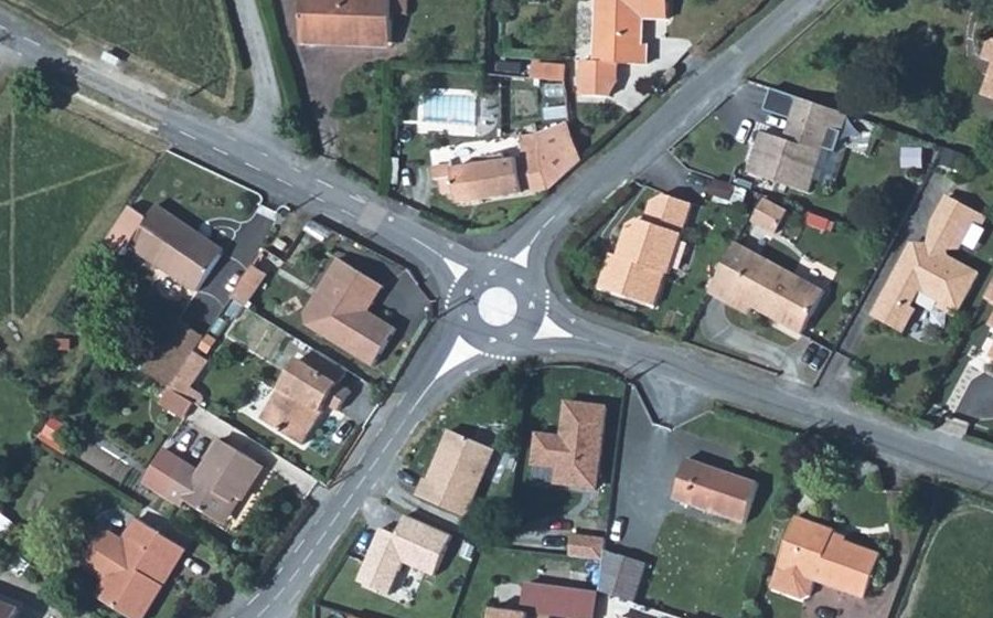 Vue aérienne du Rond-point anonyme n°154948050