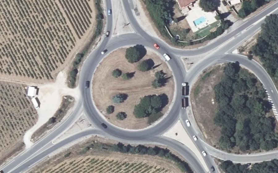 Vue aérienne du Rond-point anonyme n°154949663