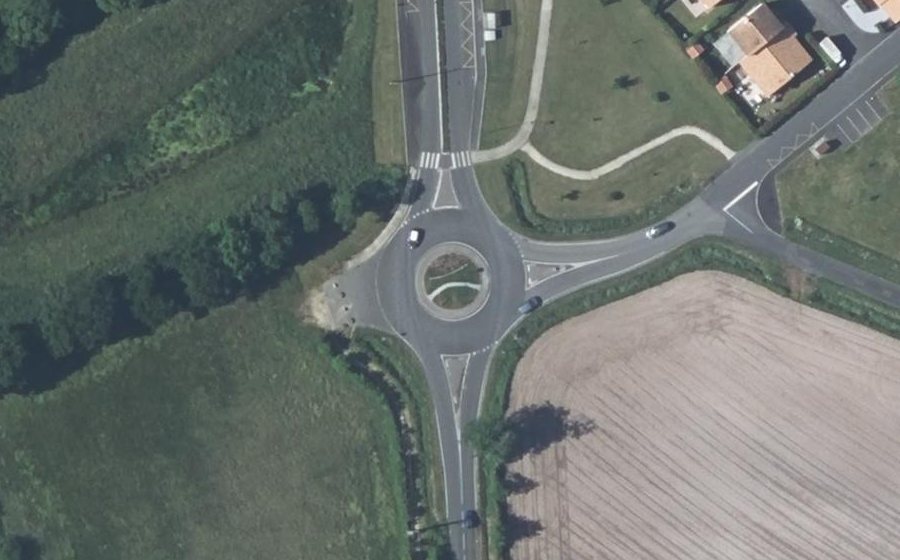 Vue aérienne du Rond-point anonyme n°154953547