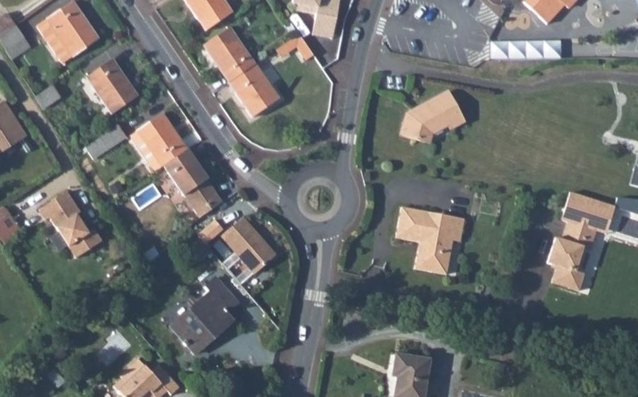 Vue aérienne du Rond-point anonyme n°154953549