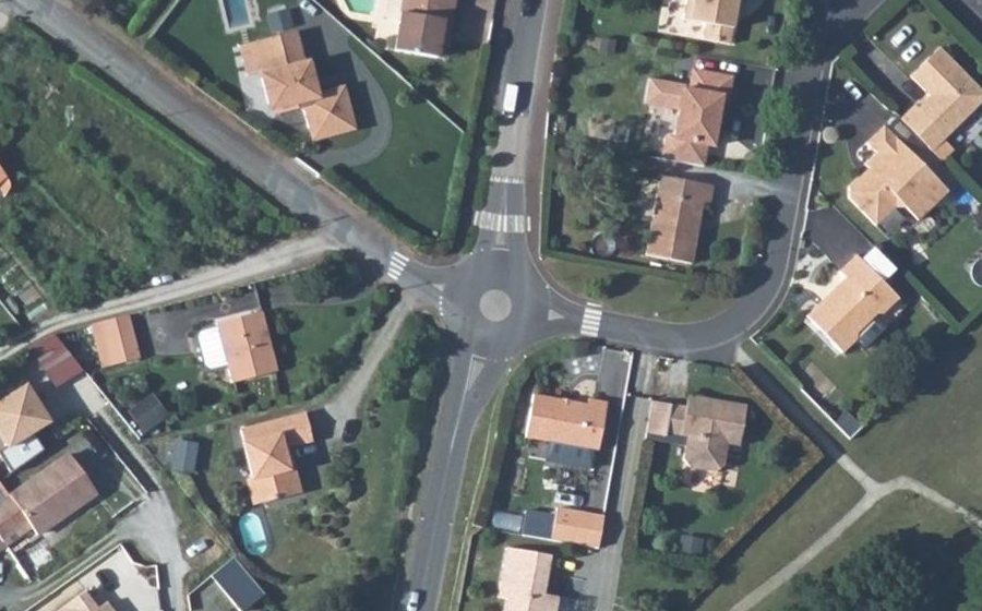 Vue aérienne du Rond-point anonyme n°154953550
