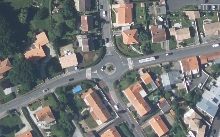 Vue aérienne du Rond-point anonyme n°154953552