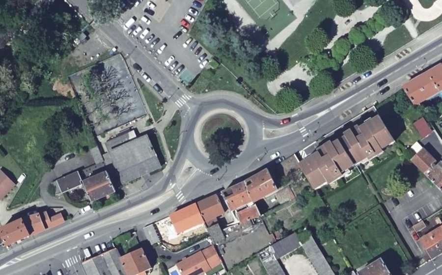 Vue aérienne du Rond-point anonyme n°154975870
