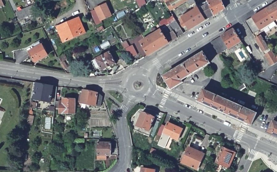 Vue aérienne du Rond-point anonyme n°154975871