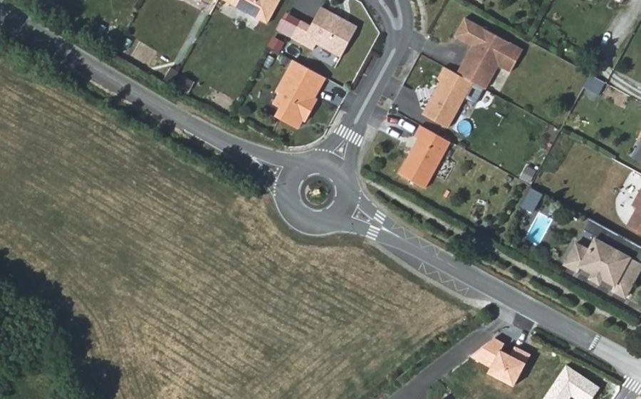 Vue aérienne du Rond-point anonyme n°155049810