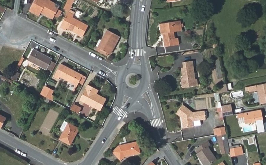 Vue aérienne du Rond-point anonyme n°155049819