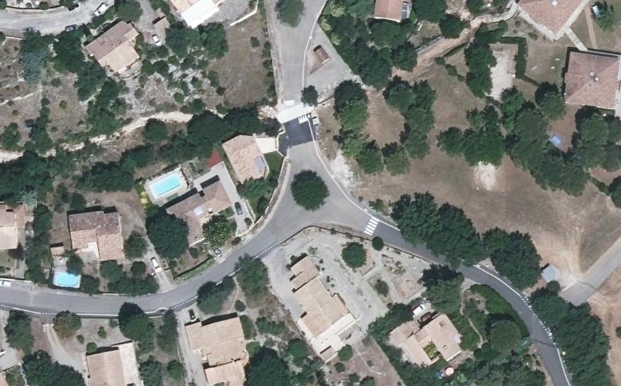 Vue aérienne du Rond-point anonyme n°1550699605