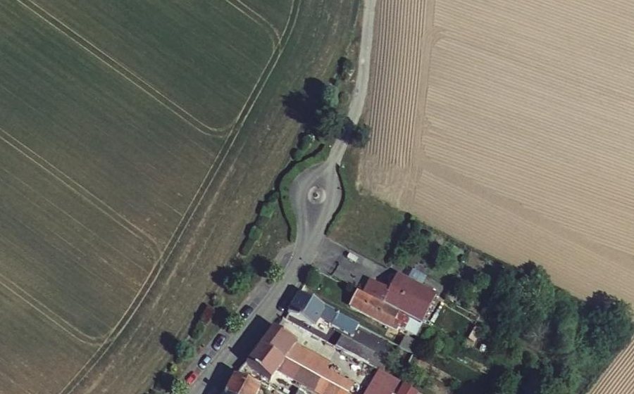 Vue aérienne du Rond-point anonyme n°1550797736