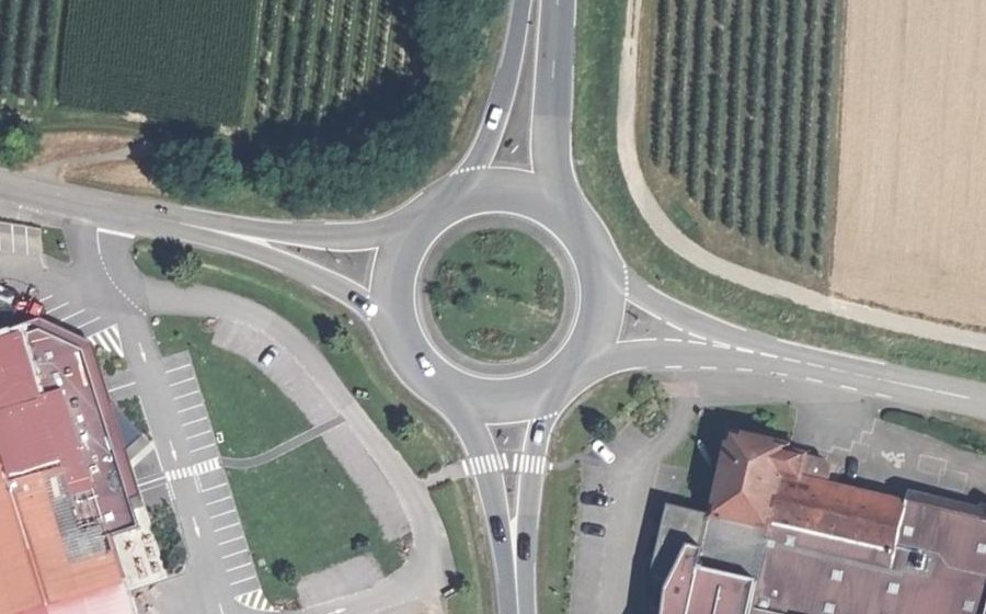 Vue aérienne du Rond-point anonyme n°155166090