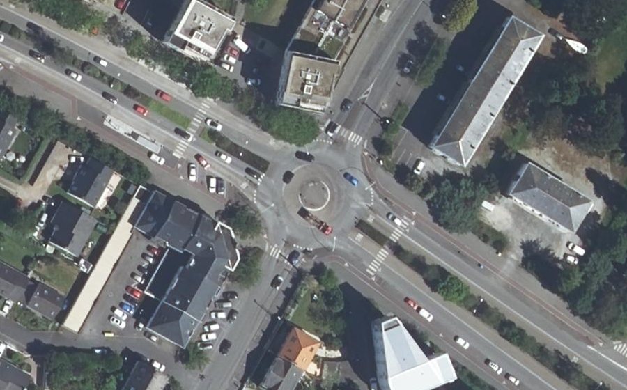 Vue aérienne du Rond-point anonyme n°155198079