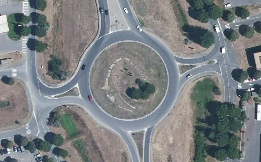 Vue aérienne du Rond-point anonyme n°155251142