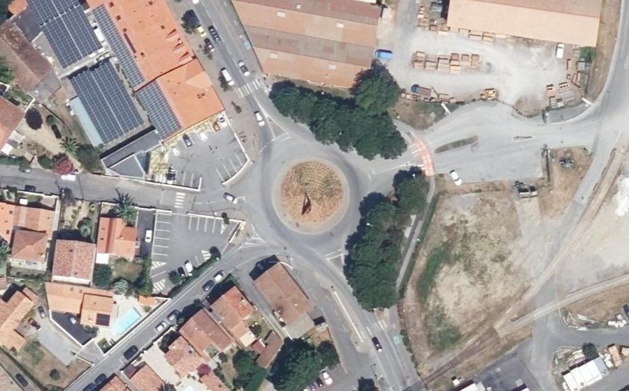 Vue aérienne du Rond-point anonyme n°155264787