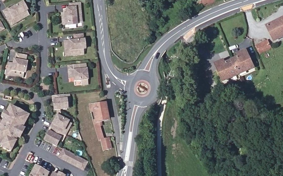 Vue aérienne du Rond-point anonyme n°155291779