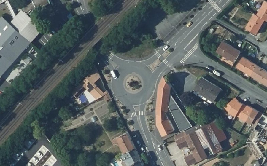 Vue aérienne du Rond-point anonyme n°155297261