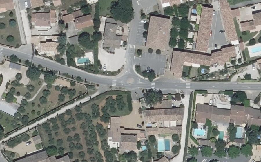 Vue aérienne du Rond-point anonyme n°155407432