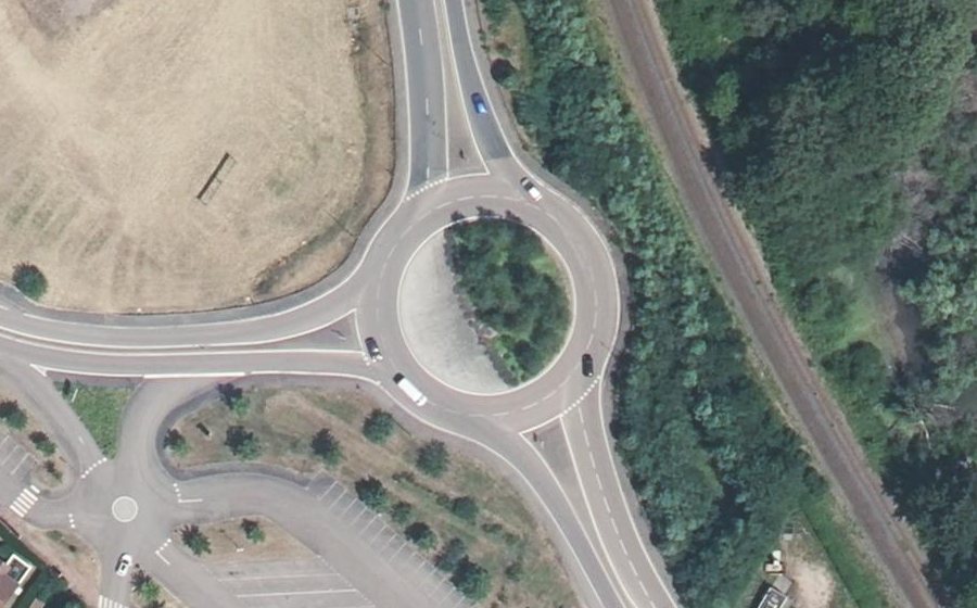 Vue aérienne du Rond-point anonyme n°155408096