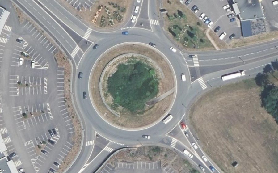 Vue aérienne du Rond-point anonyme n°155408097