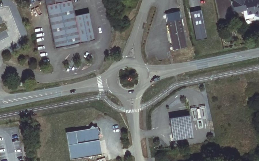 Vue aérienne du Rond-point anonyme n°155408682