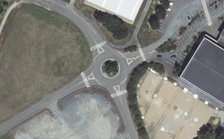 Vue aérienne du Rond-point anonyme n°155408944