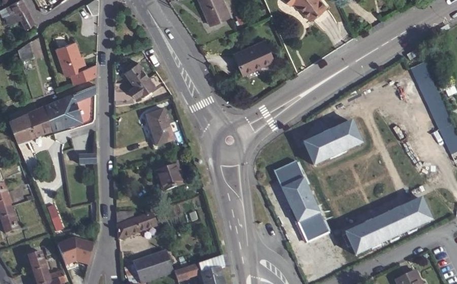 Vue aérienne du Rond-point anonyme n°155429384