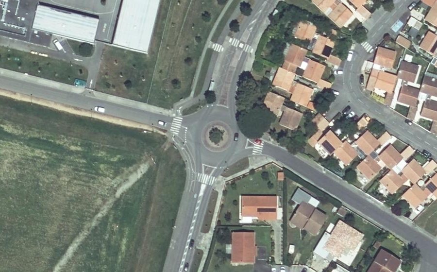 Vue aérienne du Rond-point anonyme n°155434921