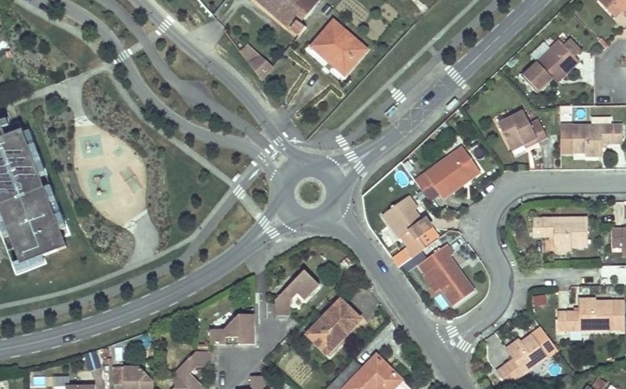 Vue aérienne du Rond-point anonyme n°155434923
