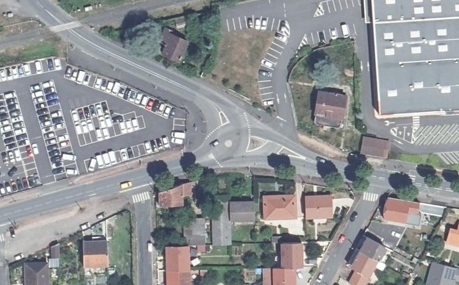 Vue aérienne du Rond-point anonyme n°155436328
