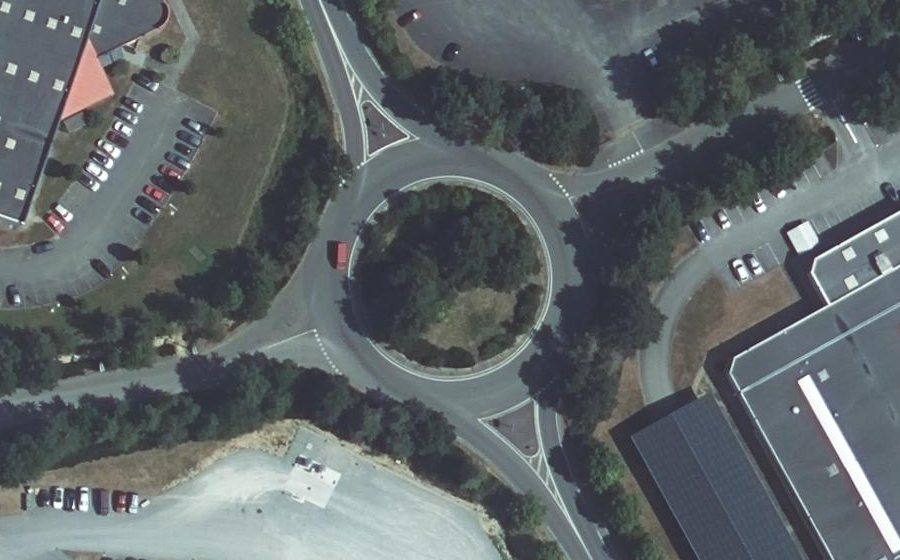 Vue aérienne du Rond-point anonyme n°155447880
